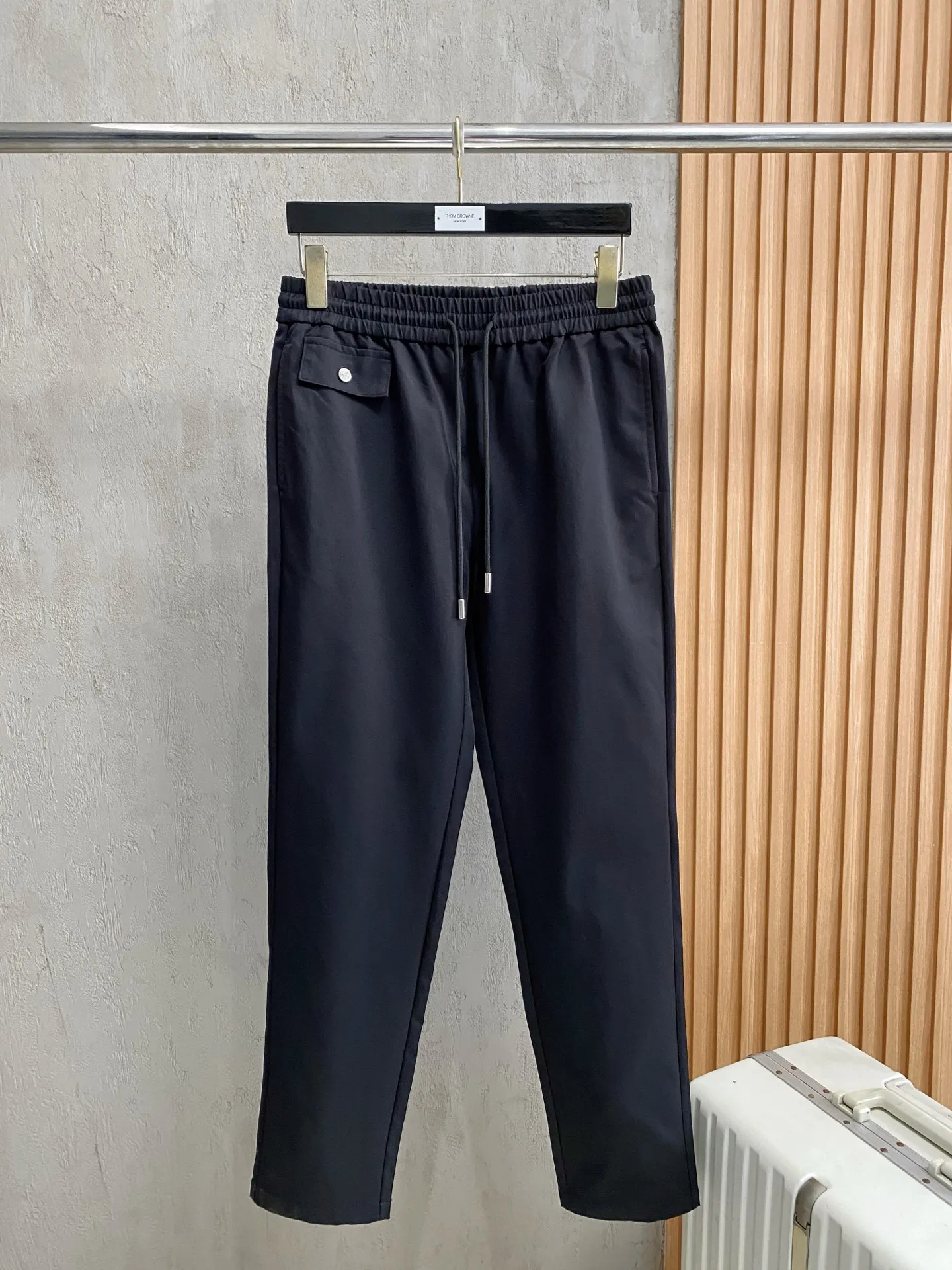 Bc 2026FW. New products for autumn and winter. Men's boutique casual pants, top-quality fabric casual pants, the latest New Arrival upper body version is invincible! You can definitely wear it with your eyes closed. This style of pants is very Versatile, with an elastic waist, and can be worn for daily work and outdoor sports. It is the perfect combination of fashion, leisure and outdoor sports, so it is your best choice whether you wear it daily or outdoors. Improves wearing comfort and is suitable for aerobic exercise and trail running conditions. Size: M-XXXL